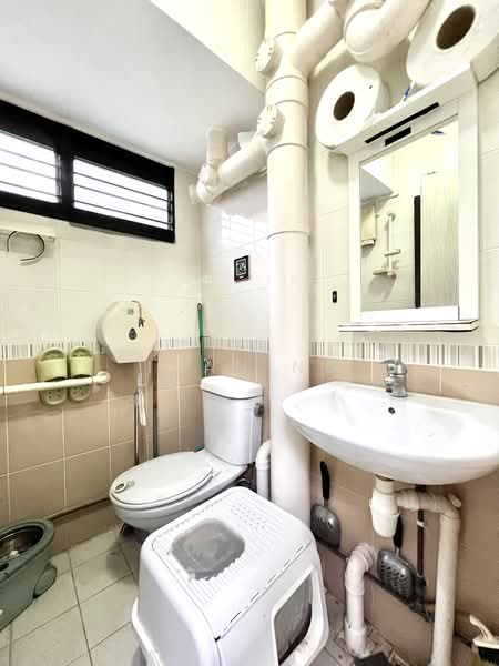 218 Ang Mo Kio Avenue 1, 218 Ang Mo Kio Avenue 1, 2 Bedrooms, 883 sqft, HDB Flat For Sale, by Ivan Ng, 500189435 - Bathroom - PropertyGuru.com.sg