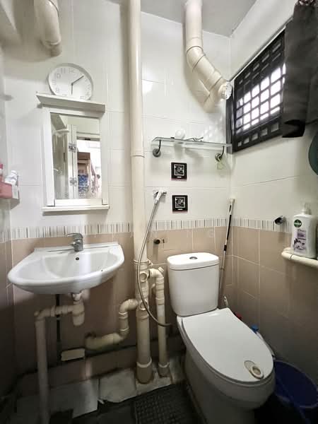 218 Ang Mo Kio Avenue 1, 218 Ang Mo Kio Avenue 1, 2 Bedrooms, 883 sqft, HDB Flat For Sale, by Ivan Ng, 500189435 - Bathroom - PropertyGuru.com.sg