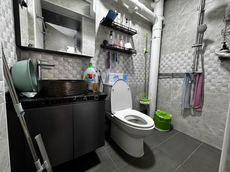Huge HDB 5 rooms @ Yishun, Cheap!, , 3 Bedrooms, 1,420 sqft, HDB Flat For Sale, by Jack Tan, 500189470 - Bathroom - PropertyGuru.com.sg