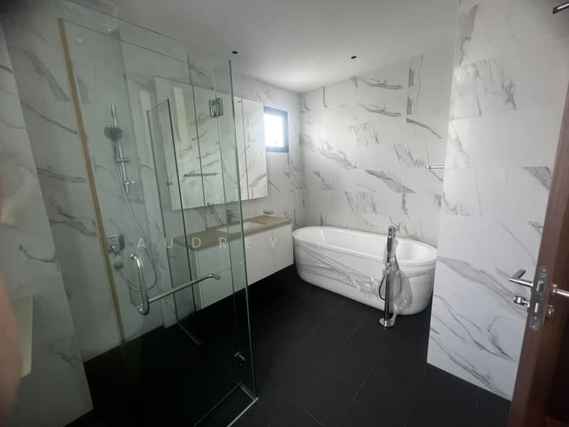 Reno 3.5 Storey Detached @ Stirling Road, Shepherds Drive, Merino Crescent, Queenstown MRT, Stirling Road, Shepherds Drive, Merino Crescent, Queenstown MRT, 10+ Bedrooms, 9,000 sqft, Detached House For Sale, by Audrey Wong, 500189504 - Bathroom - PropertyGuru.com.sg