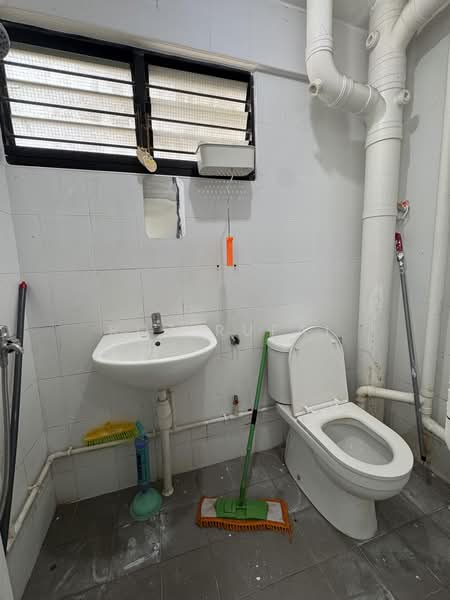 328 Bukit Batok Street 33, 328 Bukit Batok Street 33, 3 Bedrooms, 904 sqft, HDB Flat For Sale, by Roz Rufai, 500189537 - Bathroom - PropertyGuru.com.sg