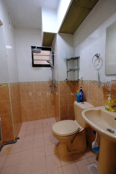 461 Clementi Avenue 3, 461 Clementi Avenue 3, 3 Bedrooms, 968 sqft, HDB Flat For Sale, by Rony Ng, 500189550 - Bathroom - PropertyGuru.com.sg