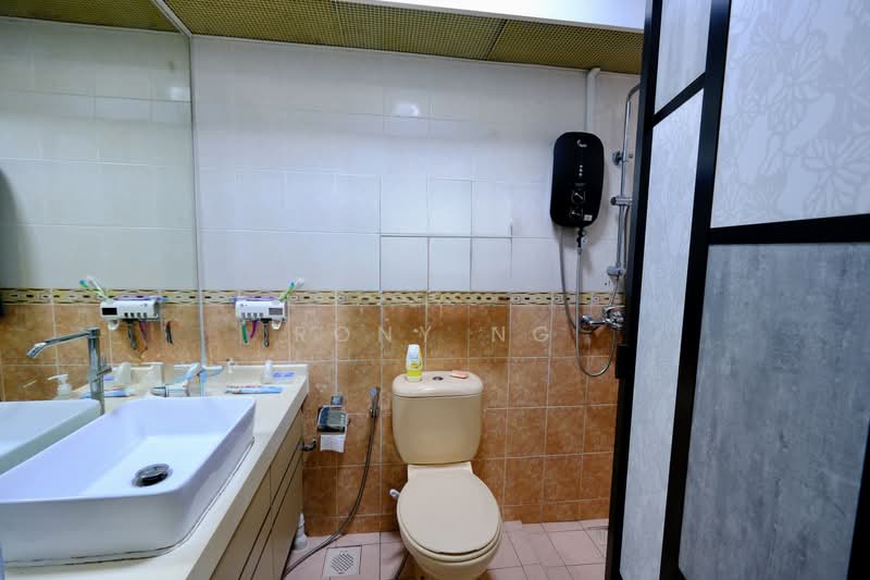 461 Clementi Avenue 3, 461 Clementi Avenue 3, 3 Bedrooms, 968 sqft, HDB Flat For Sale, by Rony Ng, 500189550 - Bathroom - PropertyGuru.com.sg