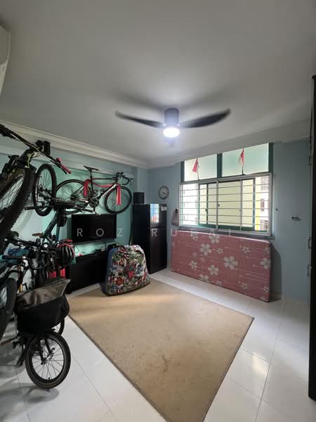 484 Segar Road, 484 Segar Road, 3 Bedrooms, 1,184 sqft, HDB Flat For Sale, by Roz Rufai, 500189556 - Living Room - PropertyGuru.com.sg