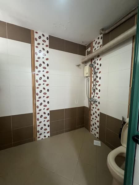 484 Segar Road, 484 Segar Road, 3 Bedrooms, 1,184 sqft, HDB Flat For Sale, by Roz Rufai, 500189556 - Bathroom - PropertyGuru.com.sg