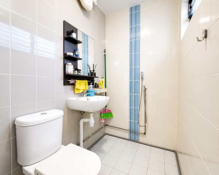 648 Hougang Avenue 8, 648 Hougang Avenue 8, 3 Bedrooms, 904 sqft, HDB Flat For Sale, by Jamie Sim, 500189568 - Bathroom - PropertyGuru.com.sg