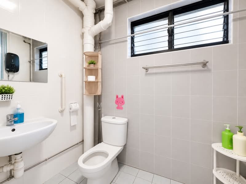 648 Hougang Avenue 8, 648 Hougang Avenue 8, 3 Bedrooms, 904 sqft, HDB Flat For Sale, by Jamie Sim, 500189568 - Bathroom - PropertyGuru.com.sg