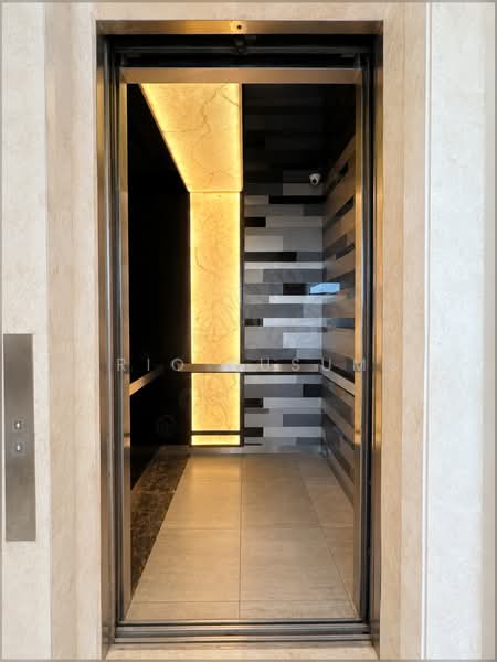 The Meyerise, 93 Meyer Road, 2 Bedrooms, 883 sqft, Condominium For Sale, by Ario Kusumo, 500189574 - Private Lift Lobby - PropertyGuru.com.sg