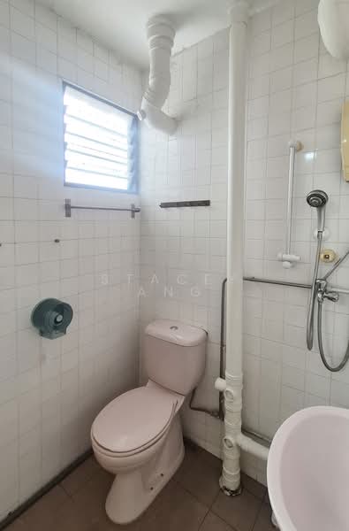 6 Lorong Lew Lian, 6 Lorong Lew Lian, 3 Bedrooms, 990 sqft, HDB Flat For Sale, by Stacey Ang, 500189576 - Bathroom - PropertyGuru.com.sg