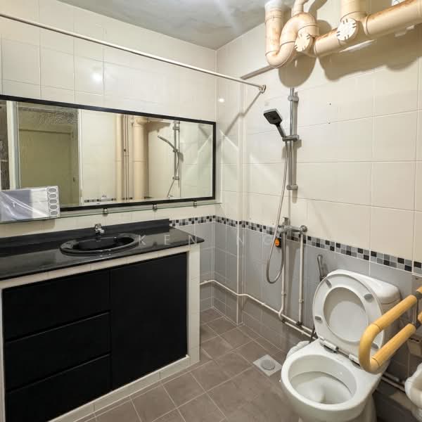 602 Bedok Reservoir Road, 602 Bedok Reservoir Road, 2 Bedrooms, 1,356 sqft, HDB Flat For Rent, by Ken Ng, 500189584 - Bathroom - PropertyGuru.com.sg