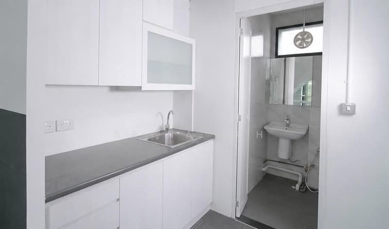 Novelty BizCentre, 18 Howard Road, 1,389 sqft, Light Industrial (B1) For Rent, by Bryna Koh, 500189598 - Bathroom - CommercialGuru.com.sg