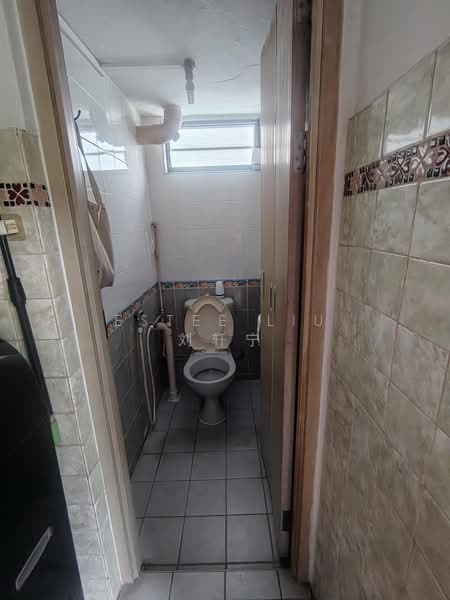 21 Dover Crescent, 21 Dover Crescent, 2 Bedrooms, 700 sqft, HDB Flat For Sale, by Estee Liu 刘轩宁, 500189606 - Bathroom - PropertyGuru.com.sg