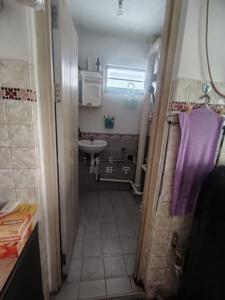21 Dover Crescent, 21 Dover Crescent, 2 Bedrooms, 700 sqft, HDB Flat For Sale, by Estee Liu 刘轩宁, 500189606 - Bathroom - PropertyGuru.com.sg