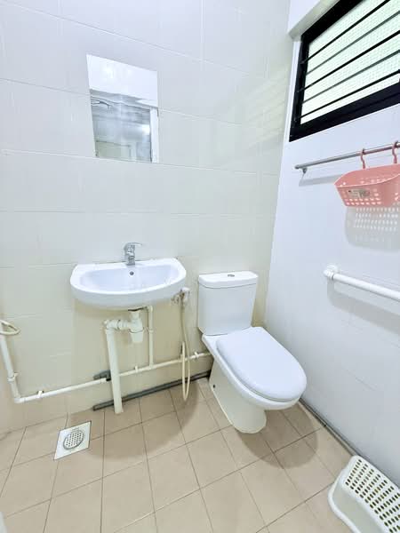 424 Bukit Batok West Avenue 2, 424 Bukit Batok West Avenue 2, 2 Bedrooms, 689 sqft, HDB Flat For Rent, by Ayoob Marican, 500189623 - Bathroom - PropertyGuru.com.sg