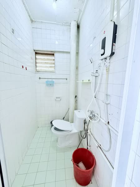 424 Bukit Batok West Avenue 2, 424 Bukit Batok West Avenue 2, 2 Bedrooms, 689 sqft, HDB Flat For Rent, by Ayoob Marican, 500189623 - Bathroom - PropertyGuru.com.sg