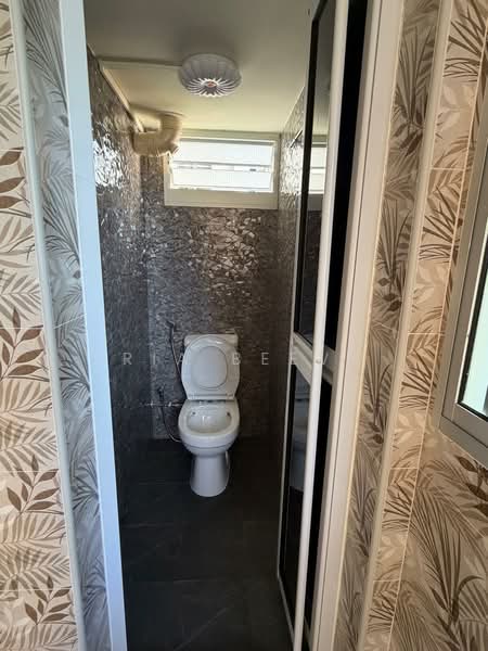 166 Stirling Road, 166 Stirling Road, 2 Bedrooms, 656 sqft, HDB Flat For Rent, by Ria Beevi, 500189649 - Bathroom - PropertyGuru.com.sg