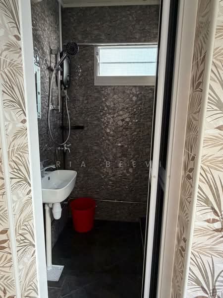 166 Stirling Road, 166 Stirling Road, 2 Bedrooms, 656 sqft, HDB Flat For Rent, by Ria Beevi, 500189649 - Bathroom - PropertyGuru.com.sg