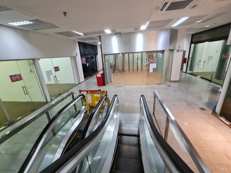 Midpoint Orchard, 220 Orchard Road, 226 sqft, Mall Shop For Sale, by Lock Sau Lai, 500189677 - Corridor - CommercialGuru.com.sg