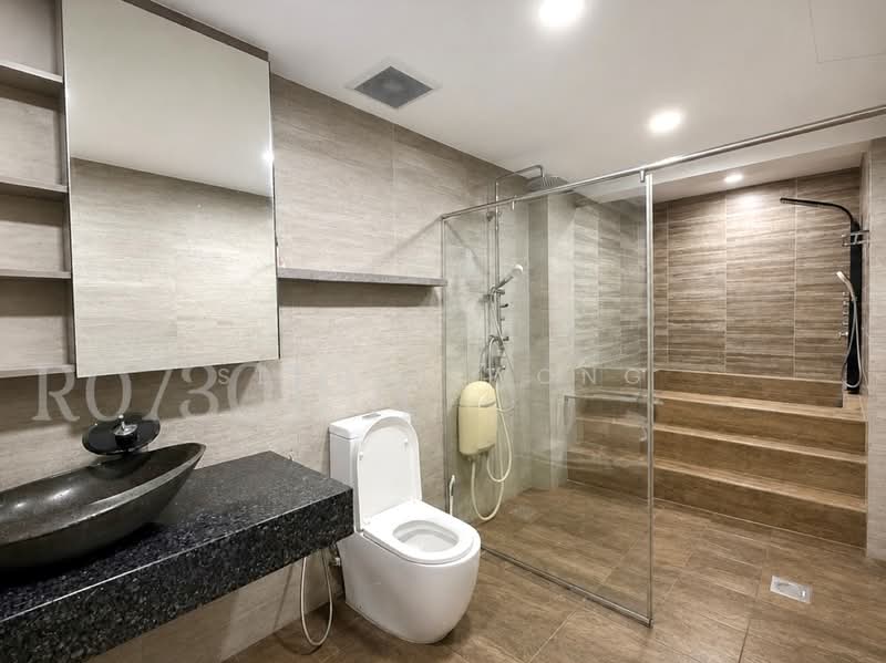 The Clementvale, Mas Kuning Terrace, 5 Bedrooms, 2,923 sqft, Terraced House For Sale, by Serene Wong, 500189678 - Bathroom - PropertyGuru.com.sg