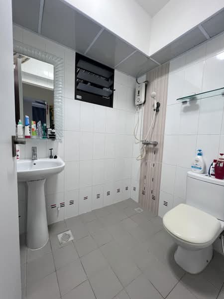 933A Hougang Avenue 9, 933A Hougang Avenue 9, 3 Bedrooms, 1,001 sqft, HDB Flat For Sale, by Ernest Low, 500189702 - Bathroom - PropertyGuru.com.sg