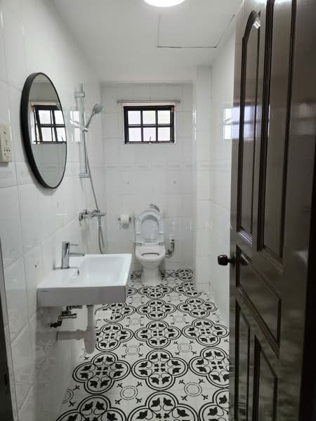 Seletar Hills Estate, Seletar Hills Drive, 5 Bedrooms, 2,000 sqft, Semi-Detached House For Sale, by Christina Lee, 500189714 - Bathroom - PropertyGuru.com.sg