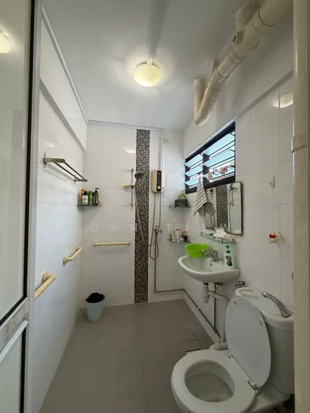 168 Bukit Batok West Avenue 8, 168 Bukit Batok West Avenue 8, Room Rental, 200 sqft, HDB Flat For Rent, by Adan Tjew, 500189722 - Bathroom - PropertyGuru.com.sg