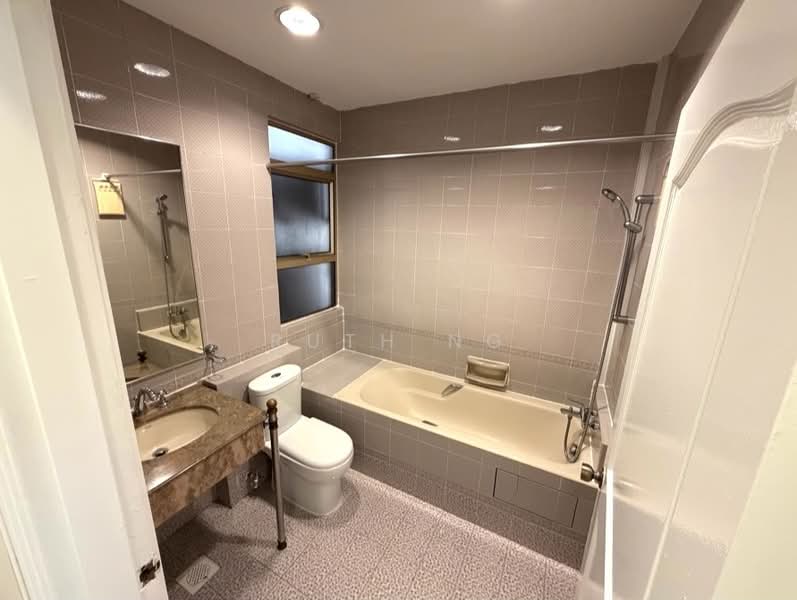 Leonie Condotel, 2 Leonie Hill Road, 4 Bedrooms, 2,568 sqft, Condominium For Rent, by Ruth Ng, 500189772 - Bathroom - PropertyGuru.com.sg