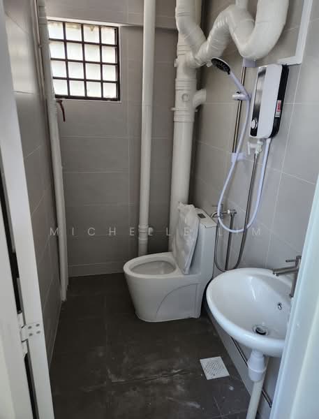 256 Yishun Ring Road, 256 Yishun Ring Road, 2 Bedrooms, 756 sqft, HDB Flat For Rent, by Michelle Lim, 500189791 - Bathroom - PropertyGuru.com.sg