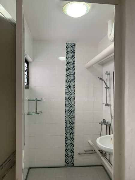 664A Jurong West Street 64, 664A Jurong West Street 64, 3 Bedrooms, 1,000 sqft, HDB Flat For Rent, by Susan Hong, 500189821 - Bathroom - PropertyGuru.com.sg