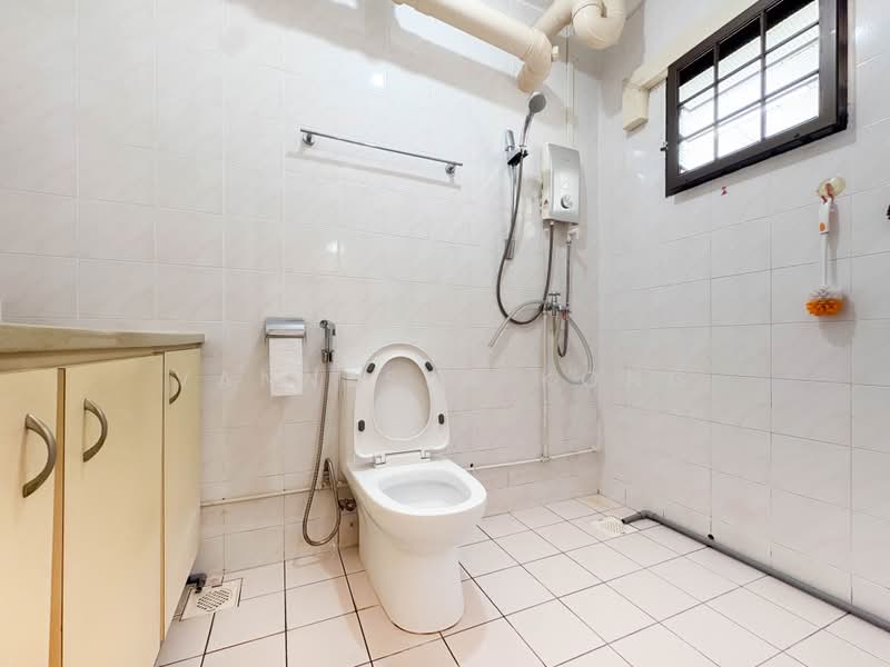 327 Sembawang Crescent, 327 Sembawang Crescent, 3 Bedrooms, 1,087 sqft, HDB Flat For Sale, by Vannessa Kong, 500189825 - Bathroom - PropertyGuru.com.sg