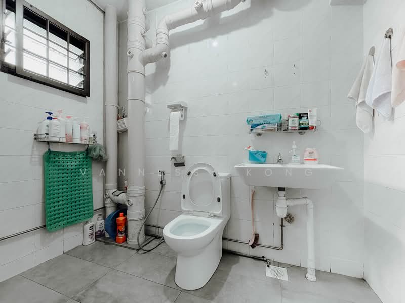 327 Sembawang Crescent, 327 Sembawang Crescent, 3 Bedrooms, 1,087 sqft, HDB Flat For Sale, by Vannessa Kong, 500189825 - Bathroom - PropertyGuru.com.sg