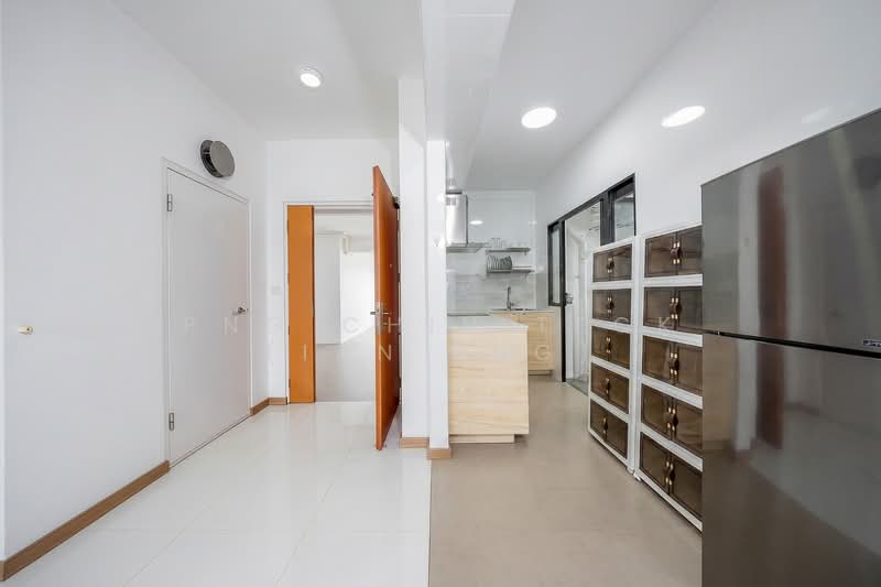 113B Alkaff Crescent, 113B Alkaff Crescent, 2 Bedrooms, 732 sqft, HDB Flat For Sale, by Png Chin Teck (Ian Png), 500189832 - Main Door & Kitchen - PropertyGuru.com.sg