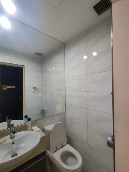 The Central, 6 Eu Tong Sen Street, 1 Bedroom, 624 sqft, Apartment For Rent, by Davey Tan, 500189833 - Bathroom - PropertyGuru.com.sg