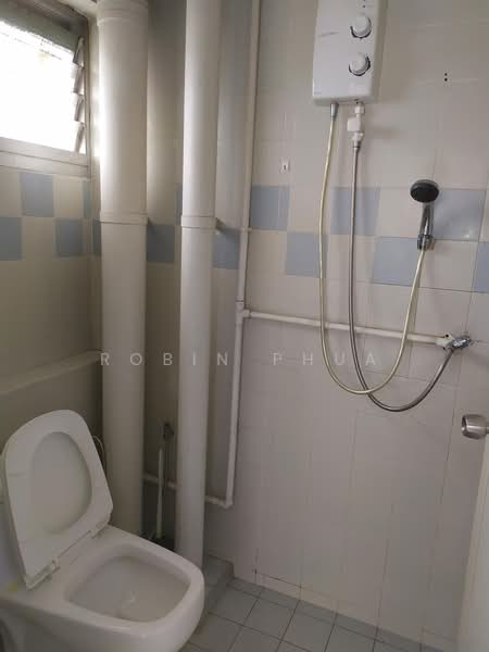 160 Yishun Street 11, 160 Yishun Street 11, 3 Bedrooms, 1,002 sqft, HDB Flat For Rent, by Robin Phua, 500189843 - Bathroom - PropertyGuru.com.sg