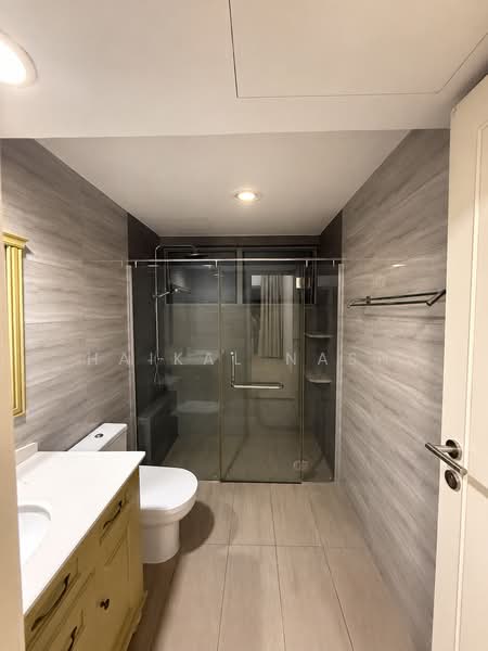 The Bayshore, 24 Bayshore Road, 2 Bedrooms, 969 sqft, Condominium For Rent, by Haikal Nash, 500189865 - Master Bathroom - PropertyGuru.com.sg