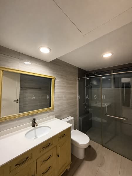 The Bayshore, 24 Bayshore Road, 2 Bedrooms, 969 sqft, Condominium For Rent, by Haikal Nash, 500189865 - Master Bathroom - PropertyGuru.com.sg