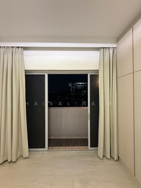 The Bayshore, 24 Bayshore Road, 2 Bedrooms, 969 sqft, Condominium For Rent, by Haikal Nash, 500189865 - Master Bedroom Balcony - PropertyGuru.com.sg
