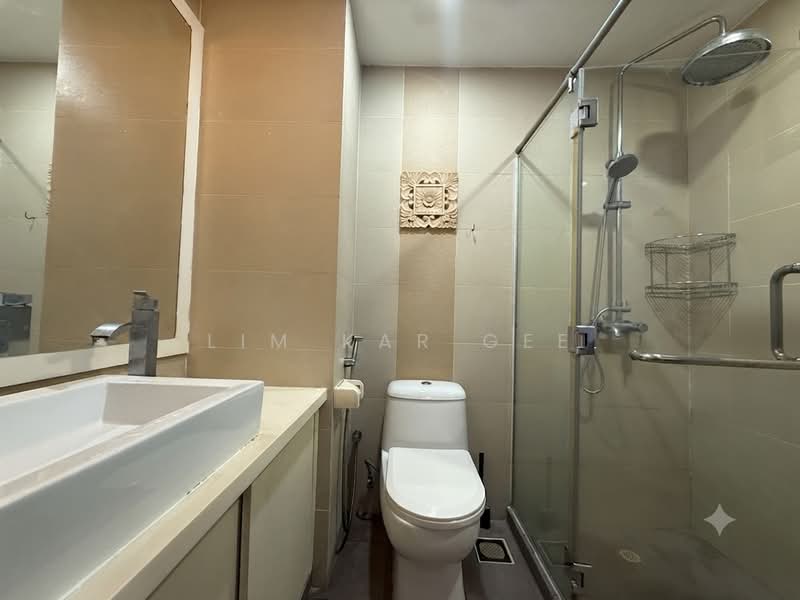 Regentville, 2 Hougang Street 92, 2 Bedrooms, 1,163 sqft, Condominium For Rent, by Lim Kar Gee, 500189887 - Master Bathroom - PropertyGuru.com.sg