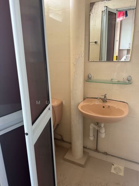 907 Jurong West Street 91, 907 Jurong West Street 91, 3 Bedrooms, 1,313 sqft, HDB Flat For Rent, by Mukesh D, 500189903 - Bathroom - PropertyGuru.com.sg