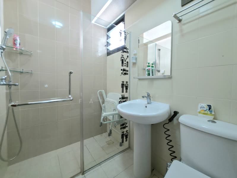 221A Bedok Central, 221A Bedok Central, 3 Bedrooms, 1,011 sqft, HDB Flat For Rent, by Faizal ., 500189906 - Bathroom - PropertyGuru.com.sg