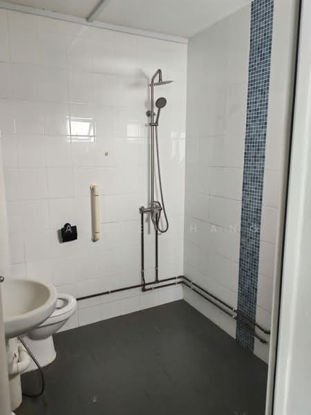 712 Hougang Avenue 2, 712 Hougang Avenue 2, 4 Bedrooms, 1,593 sqft, HDB Flat For Sale, by Carrie Zhang, 500189913 - Bathroom - PropertyGuru.com.sg