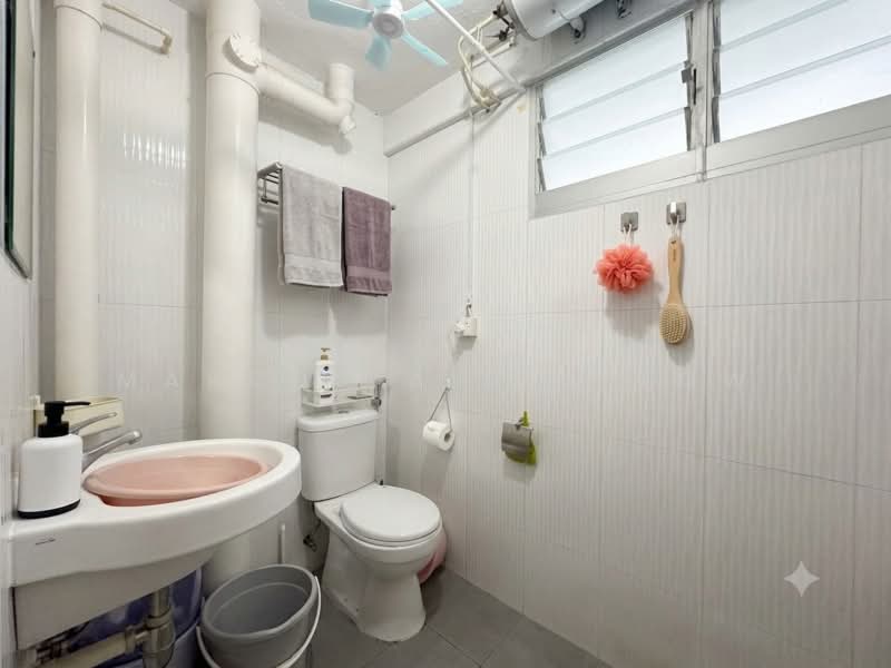 266 Tampines Street 21, 266 Tampines Street 21, 3 Bedrooms, 1,109 sqft, HDB Flat For Sale, by Marcus Aiden Low, 500189929 - Bathroom - PropertyGuru.com.sg