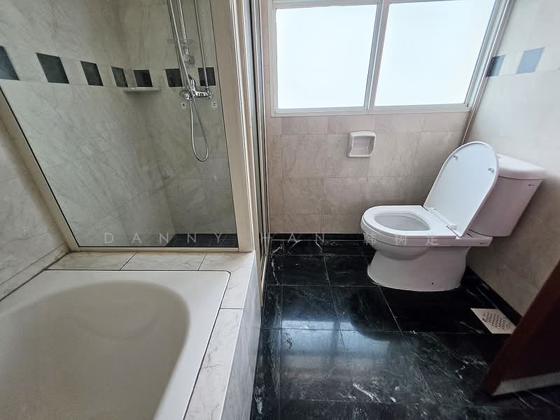 Evergreen Park, 31 Hougang Avenue 7, 3 Bedrooms, 1,173 sqft, Condominium For Rent, by Danny Han 韩树定, 500189944 - Master Bathroom - PropertyGuru.com.sg