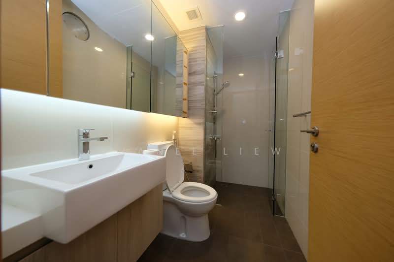 Hedges Park Condominium, 89 Flora Drive, 2 Bedrooms, 797 sqft, Condominium For Sale, by Shanel Liew, 500189952 - Bathroom - PropertyGuru.com.sg