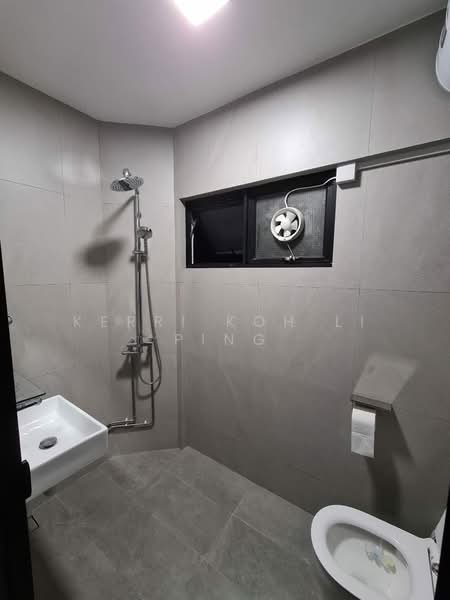 341 Jurong East Avenue 1, 341 Jurong East Avenue 1, Room Rental, 150 sqft, HDB Flat For Rent, by Kerri Koh Li Ping, 500189967 - Bathroom - PropertyGuru.com.sg