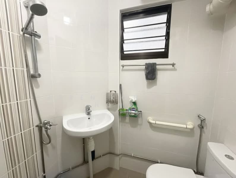 244 Jurong East Street 24, 244 Jurong East Street 24, 2 Bedrooms, 764 sqft, HDB Flat For Sale, by Darren Koh Chun Hong, 500189971 - Bathroom - PropertyGuru.com.sg