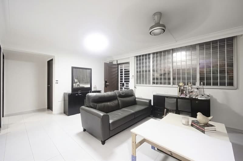 348 Bukit Batok Street 34, 348 Bukit Batok Street 34, 2 Bedrooms, 904 sqft, HDB Flat For Sale, by Bernice Oh, 500189984 - Living Room - PropertyGuru.com.sg