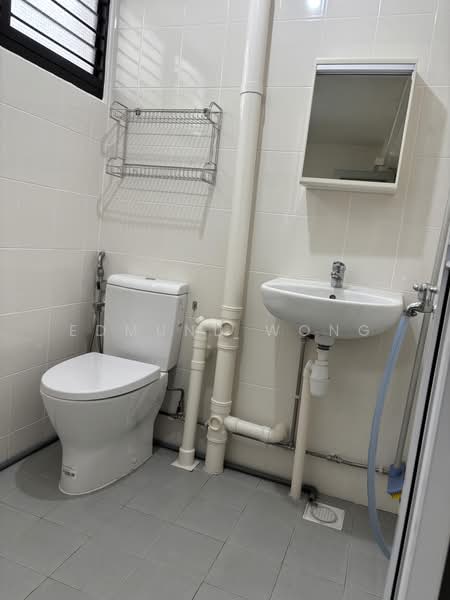 244 Hougang Street 22, 244 Hougang Street 22, 2 Bedrooms, 721 sqft, HDB Flat For Sale, by Edmund Wong, 500189989 - Master Bathroom - PropertyGuru.com.sg