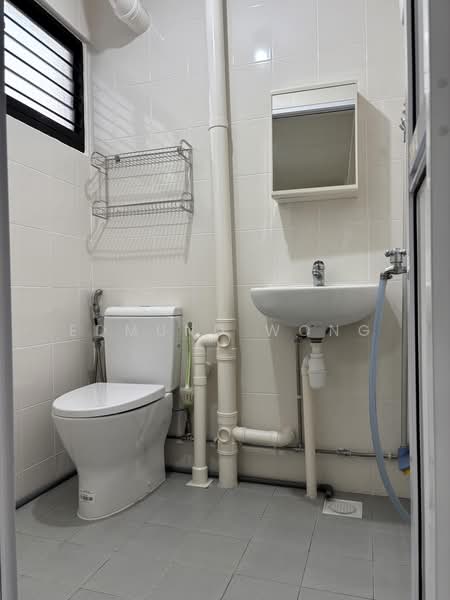 244 Hougang Street 22, 244 Hougang Street 22, 2 Bedrooms, 721 sqft, HDB Flat For Sale, by Edmund Wong, 500189989 - Master Bathroom - PropertyGuru.com.sg