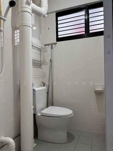 244 Hougang Street 22, 244 Hougang Street 22, 2 Bedrooms, 721 sqft, HDB Flat For Sale, by Edmund Wong, 500189989 - Common Bathroom - PropertyGuru.com.sg